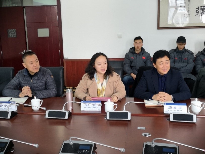 1.皇冠体育副院长彭莉教授主持座谈会.jpg